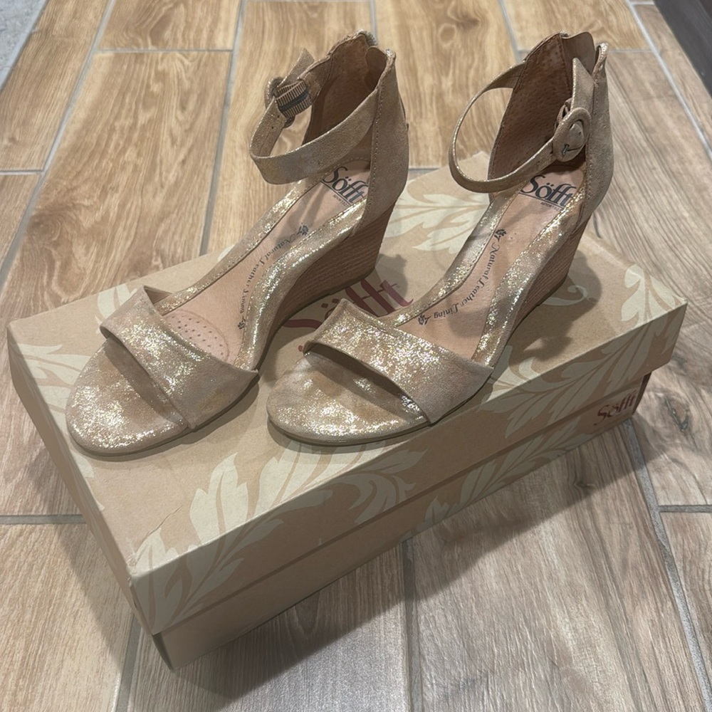 Ladies Gold shimmering wedge sandals